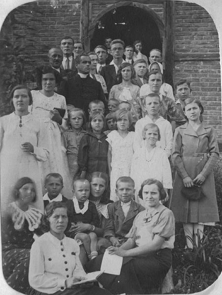 parafia polskokatolicka 1_04.jpg - Około roku 1937.  Ks. Józef Kuszlik z wiernymi przed kościołem